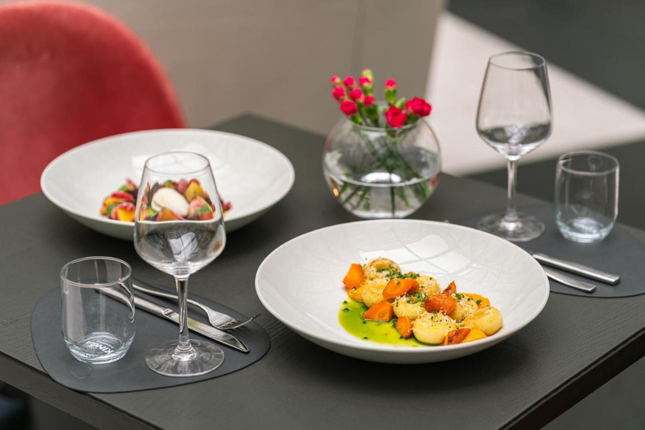 H15 Boutique Hotel, Warsaw, A Member Of Design Hotels 외부 사진 Dishes at the restaurant