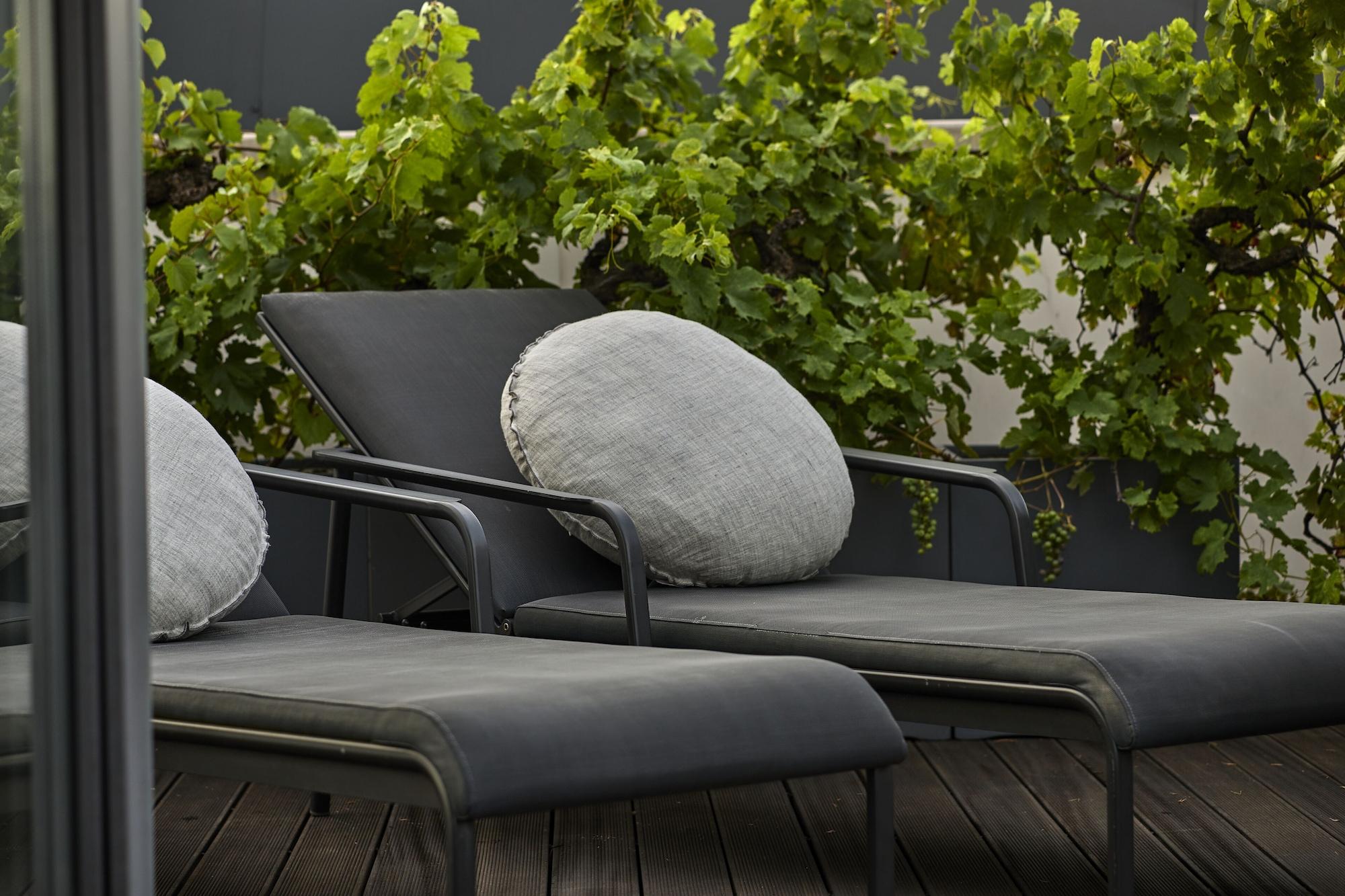 H15 Boutique Hotel, Warsaw, A Member Of Design Hotels 외부 사진 Vines on a balcony