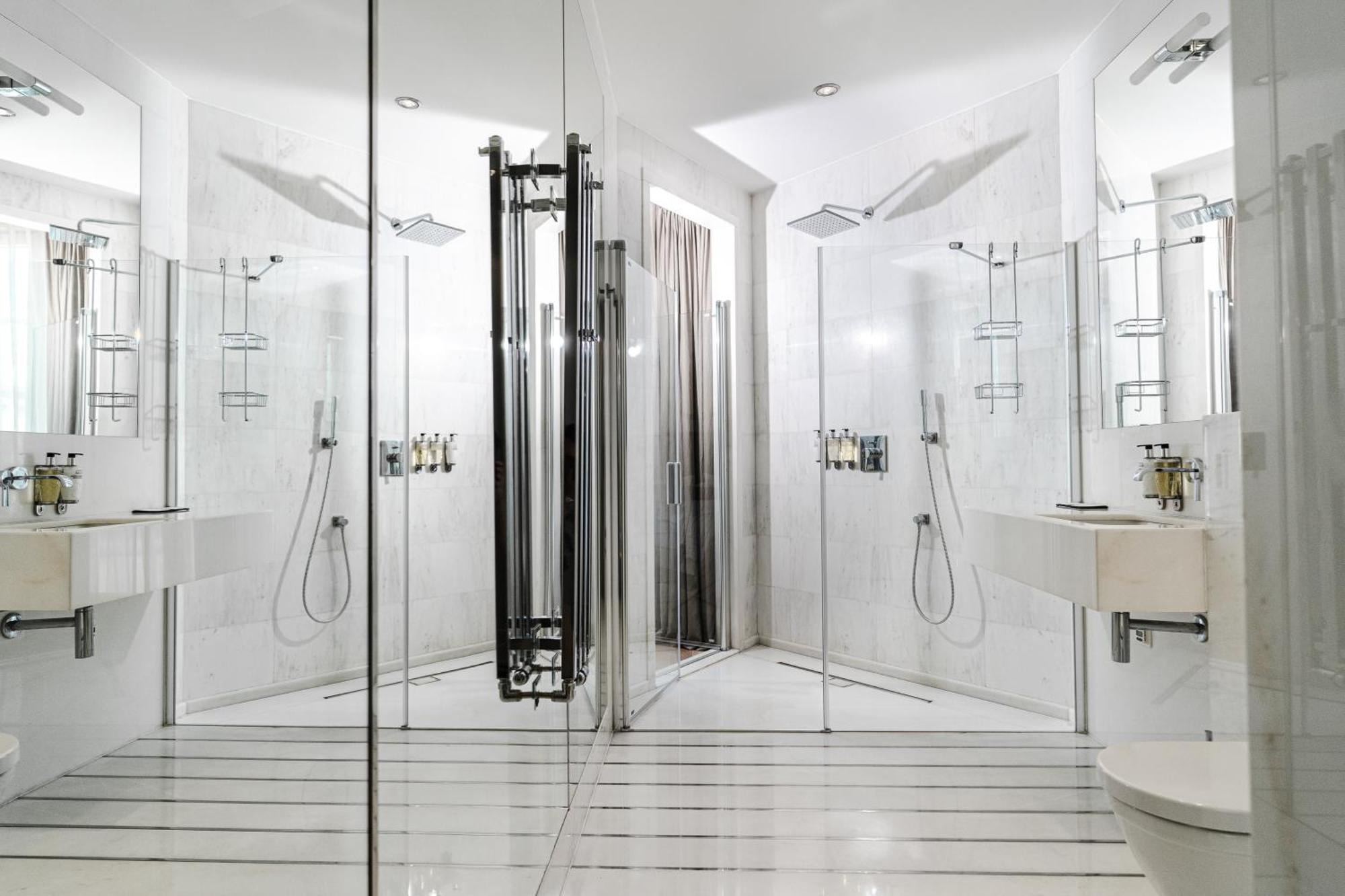 H15 Boutique Hotel, Warsaw, A Member Of Design Hotels 외부 사진 A shower enclosure